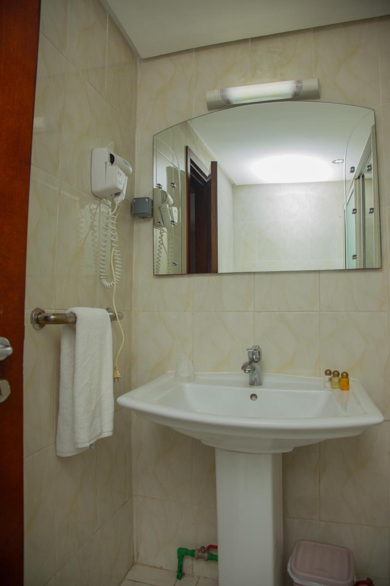 Hotel La Rose Blanche Abidjan Kültér fotó